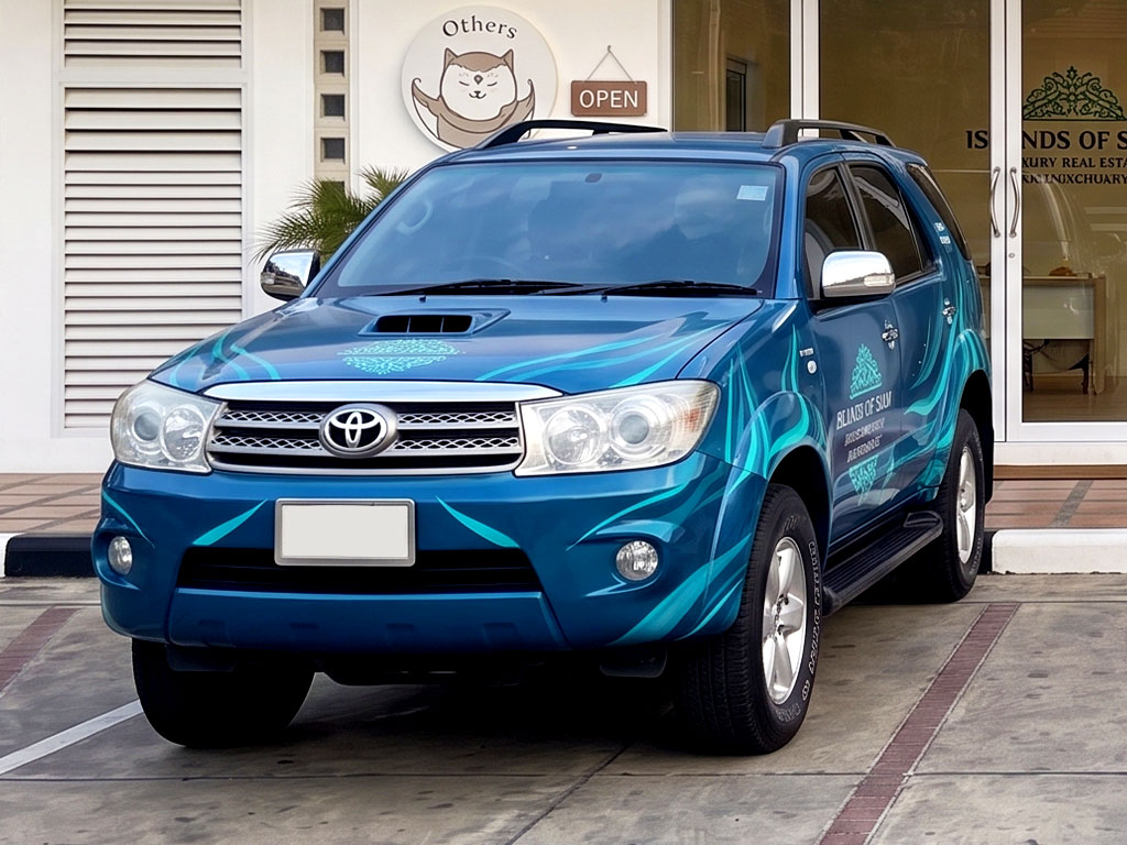 สติ๊กเกอร์รถกิจกรรมและอีเวนต์องค์กร ติดตั้งบนรถ SUV ดีไซน์หรูหรา