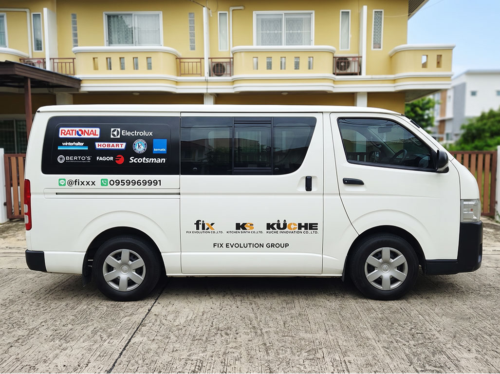 ตราโลโก้องค์กรบนประตูรถกระบะบริษัทประเภท Single Cab ช่วยเพิ่มความน่าเชื่อถือควบคู่กับกราฟิกข้อมูลติดต่อ