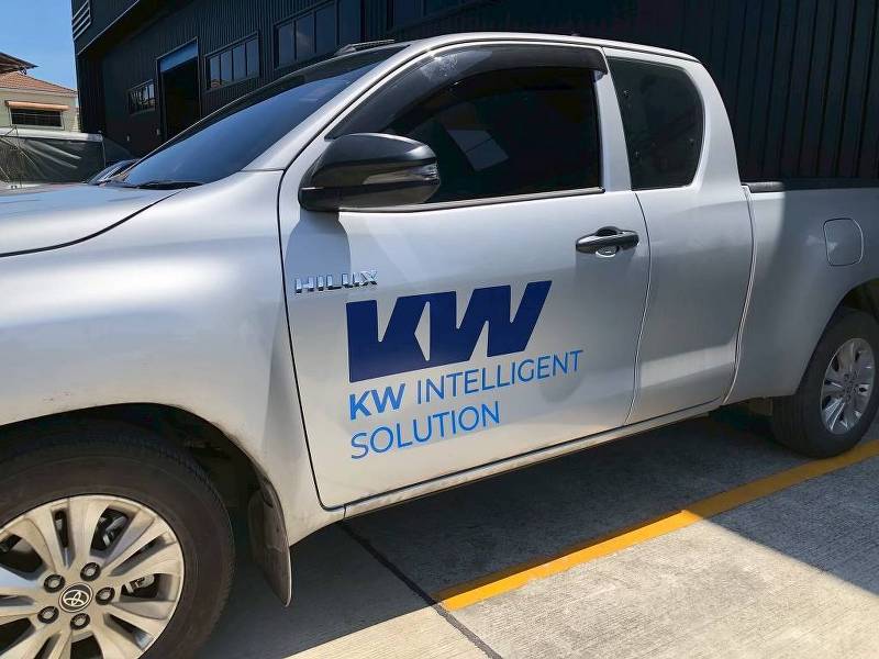 สติ๊กเกอร์โลโก้บริษัทบนรถกระบะทีมขายแบรนด์ KW INTELLIGENT SOLUTION จัดวางขนาดสมดุลตามหลักพื้นที่ว่างเว้นสัดส่วนบานประตู
