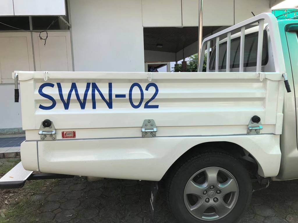 สติ๊กเกอร์เลขรถบริษัทบนรถกระบะตอนเดียวสำหรับระบุรหัสสินทรัพย์ในการขนส่ง