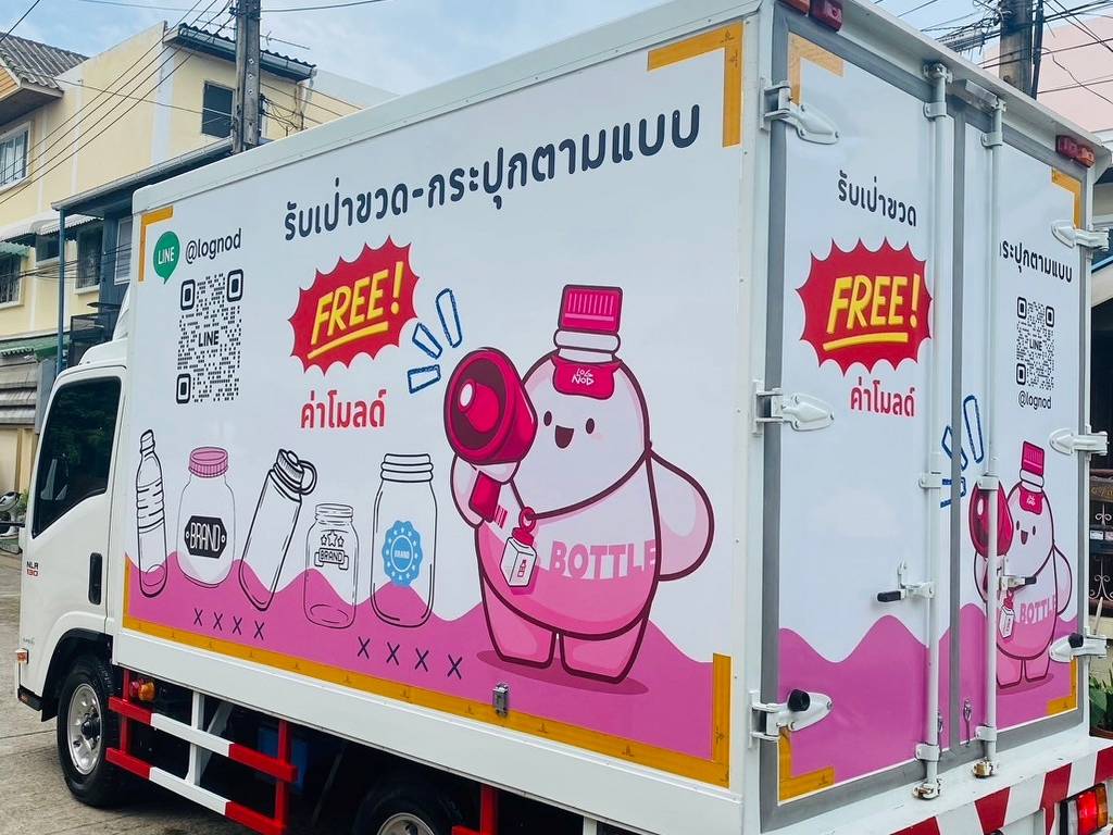 สติ๊กเกอร์ QR Code บนรถ ขนส่งตู้ทึบมุมกว้างแสดงบริบทการปฏิบัติงานในพื้นที่คลังสินค้า
