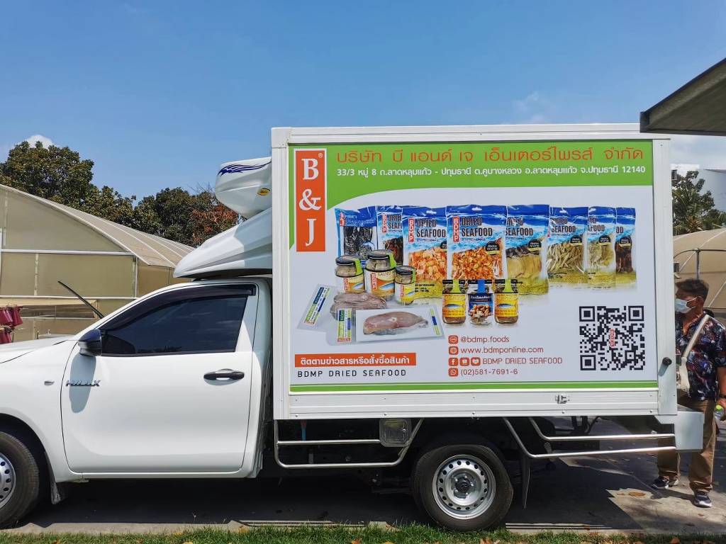 การจัดระเบียบพื้นที่สติ๊กเกอร์ QR Code บนรถ ฝั่งขวาของแบรนด์สินค้าเกษตรเพื่อกระตุ้นยอดสั่งซื้อ