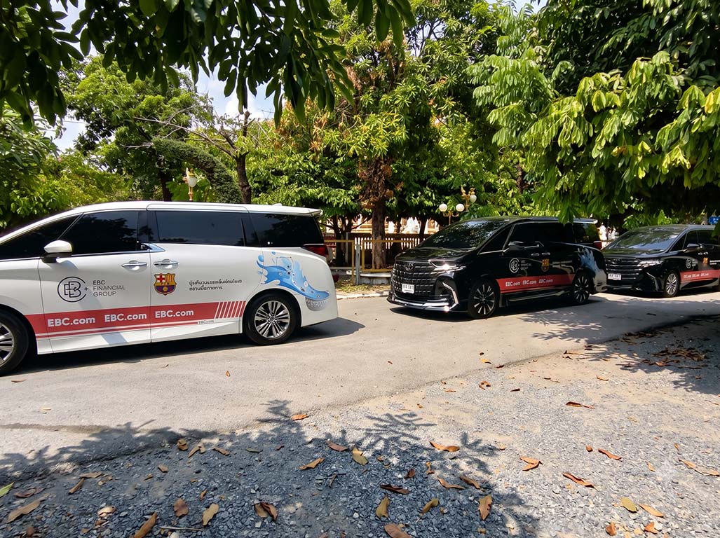 การแสดงผลในสถานการณ์จริงของสติ๊กเกอร์เว็บไซต์บนรถยนต์ขณะขับขี่เป็นขบวนบนท้องถนน