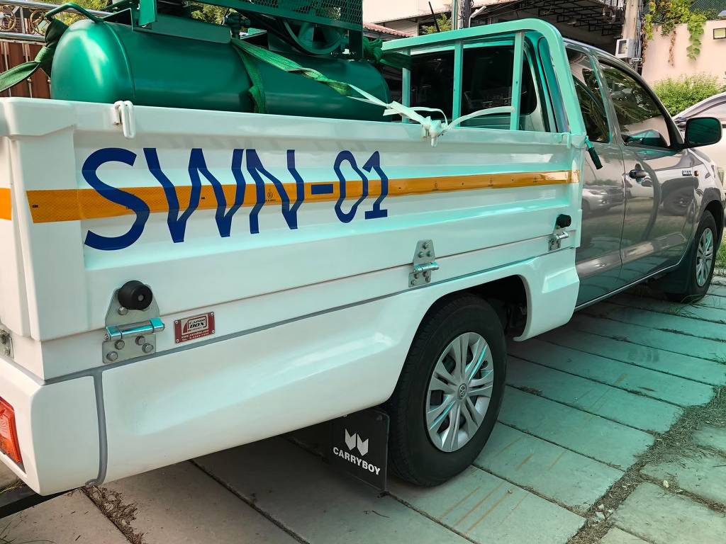สติ๊กเกอร์เลขรถบริษัทรหัส SWN-01 มุมเฉียงท้ายกระบะบรรทุกเครื่องมือช่างเพื่อระบบจัดการกองรถขนส่ง