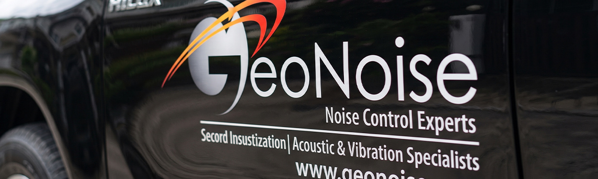 สติ๊กเกอร์ชื่อบริษัทภาษาอังกฤษติดข้างรถยนต์สีดำแบรนด์ GeoNoise แสดงเลย์เอาต์การจัดวางข้อความหลักและตัวอักษรย่อยตามหลักการกวาดสายตามองที่มีประสิทธิภาพ
