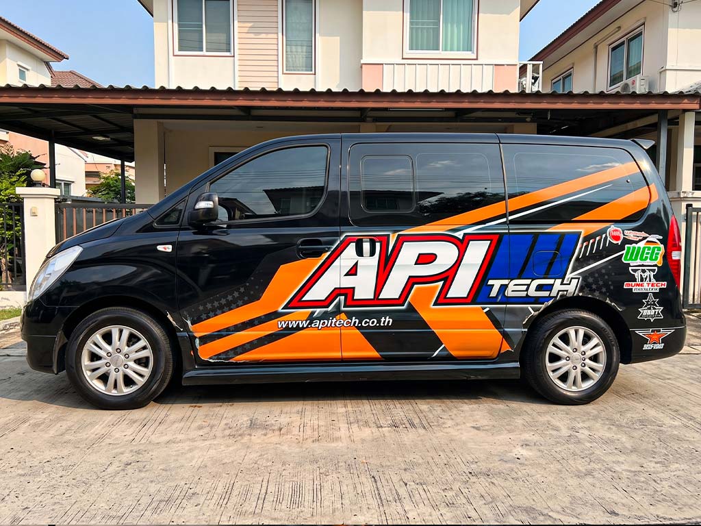 ภาพถ่ายด้านข้างเต็มคัน รถตู้ผู้บริหารสีดำ ลาย API TECH ก่อนทำซ่อมสติ๊กเกอร์รถเฉพาะจุด