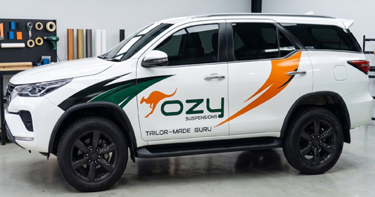 กองทัพรถกระบะ Mazda ตอนเดียวตู้ทึบแบรนด์ Mavell จอดเรียงกัน เพื่อเตรียมเก็บข้อมูลและตรวจสอบสภาพก่อนเริ่มกระบวนการดูแลและบำรุงรักษางานฟลีทรถองค์กร