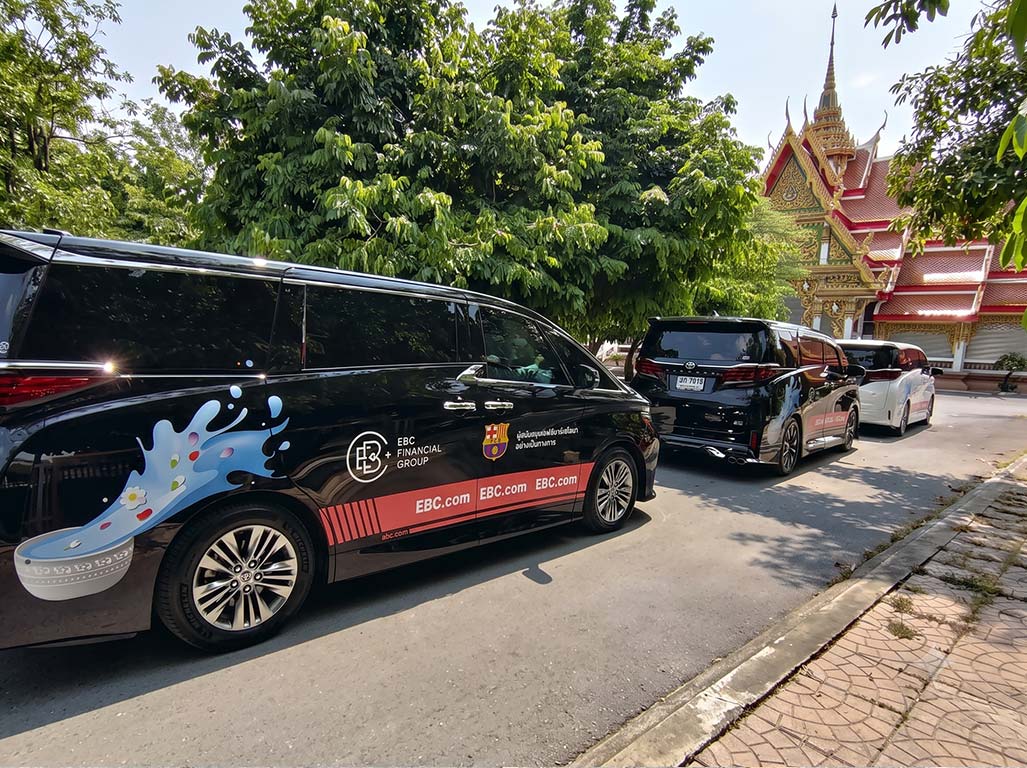 ขบวนรถฟลีทองค์กรสีดำได้รับการติดตั้งสติ๊กเกอร์เว็บไซต์บนรถในตำแหน่งที่สม่ำเสมอเท่ากันทุกคัน