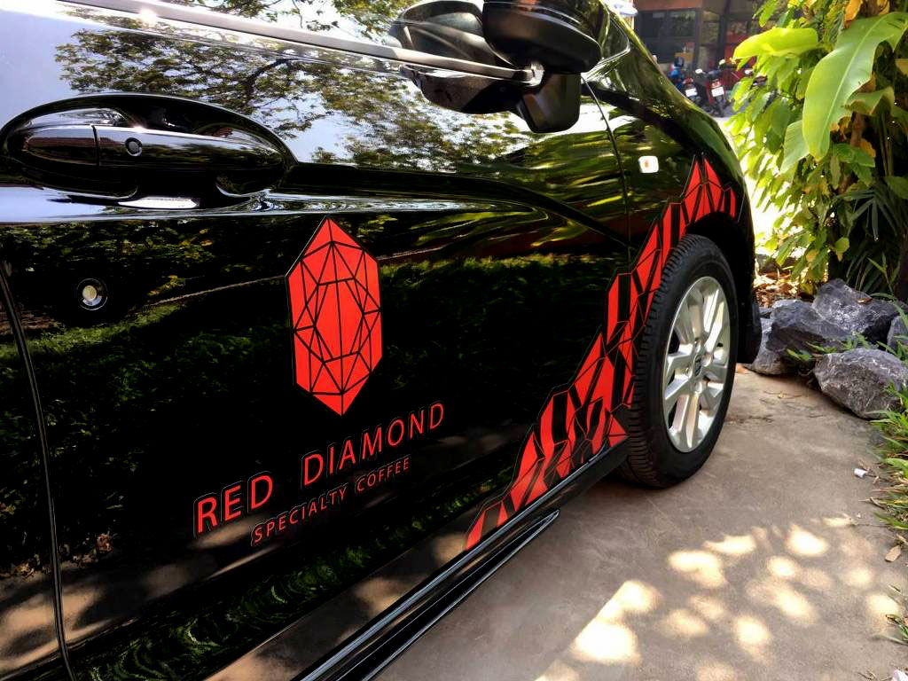การจัดวางระบบสติ๊กเกอร์โลโก้บริษัทบนรถฝั่งขวาให้มีความสมมาตรและอยู่ในพิกัดเลย์เอาต์เดียวกับฝั่งซ้ายของตัวรถ