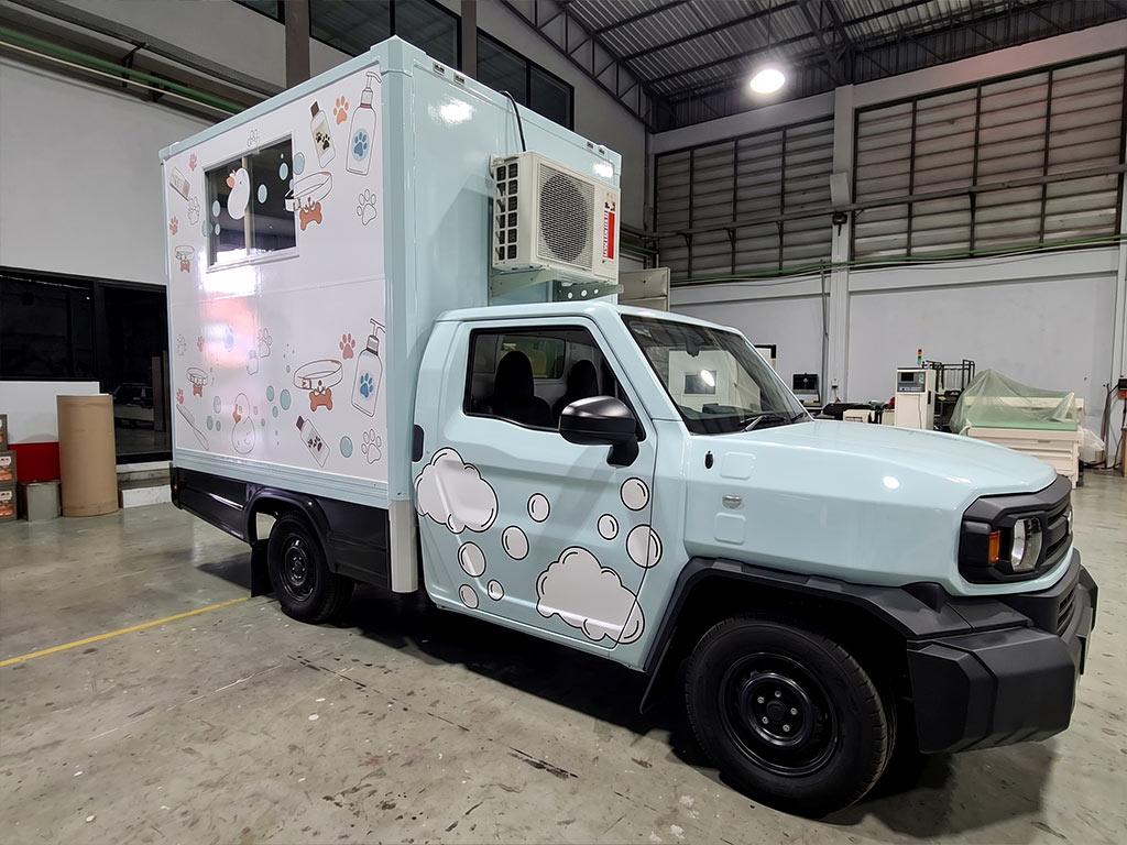 สติ๊กเกอร์รถ Roadshow ติดรถกระบะ Hilux Champ มุมมองเฉียงหน้าฝั่งขวา ตกแต่งลายฟองสบู่ที่ประตู