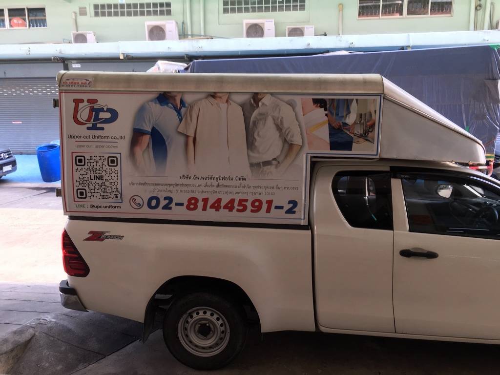 สติ๊กเกอร์ QR Code บนรถ ตู้ทึบฝั่งซ้ายจัดวางรหัสติดต่อพร้อมกรอบสี CI แบรนด์เพื่อดึงดูดสายตา