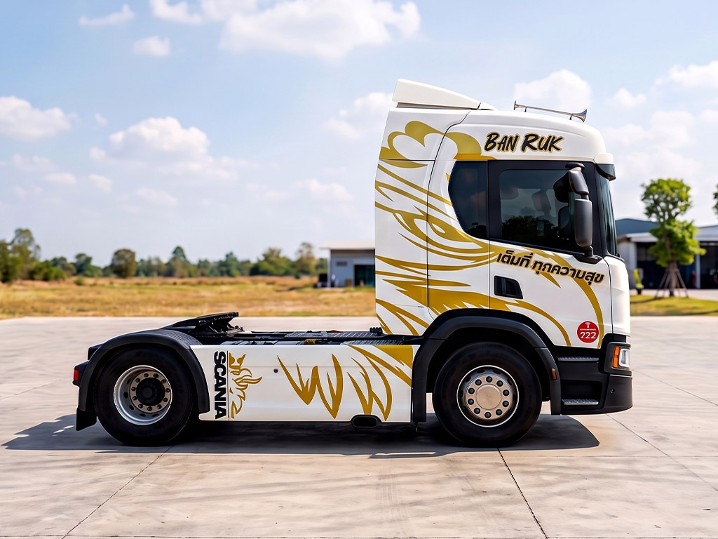 สติ๊กเกอร์รถ Roadshow ด้านข้างรถบรรทุกหัวลาก Scania ลายกราฟิกสีทอง BAN RUK