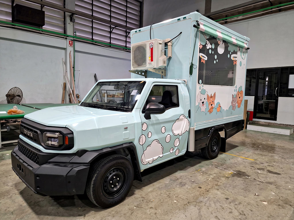 สติ๊กเกอร์รถ Roadshow ติดรถกระบะ Toyota Hilux Champ ตกแต่งเป็นร้านค้าเคลื่อนที่ลายการ์ตูนสัตว์เลี้ยง