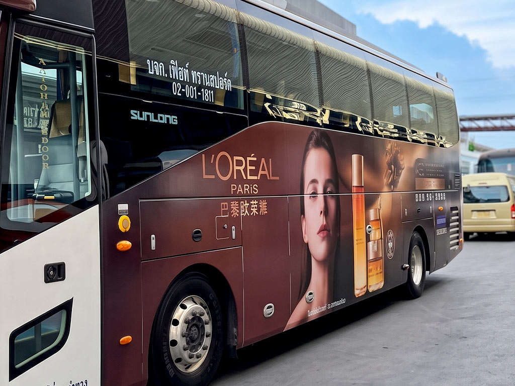 สติ๊กเกอร์รถเปิดตัวสินค้าและแคมเปญ ซูมตัวอักษร L'Oréal Paris และคำโปรยภาษาจีน-ไทยคมชัดเหนือรอยต่อบานประตูห้องเก็บของ