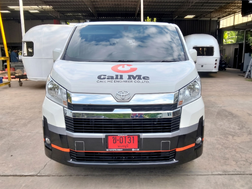 สติ๊กเกอร์ไดคัทเปลี่ยนโลโก้สีส้มและชื่อบริษัทบนฝากระโปรงหน้ารถตู้ Toyota Hiace