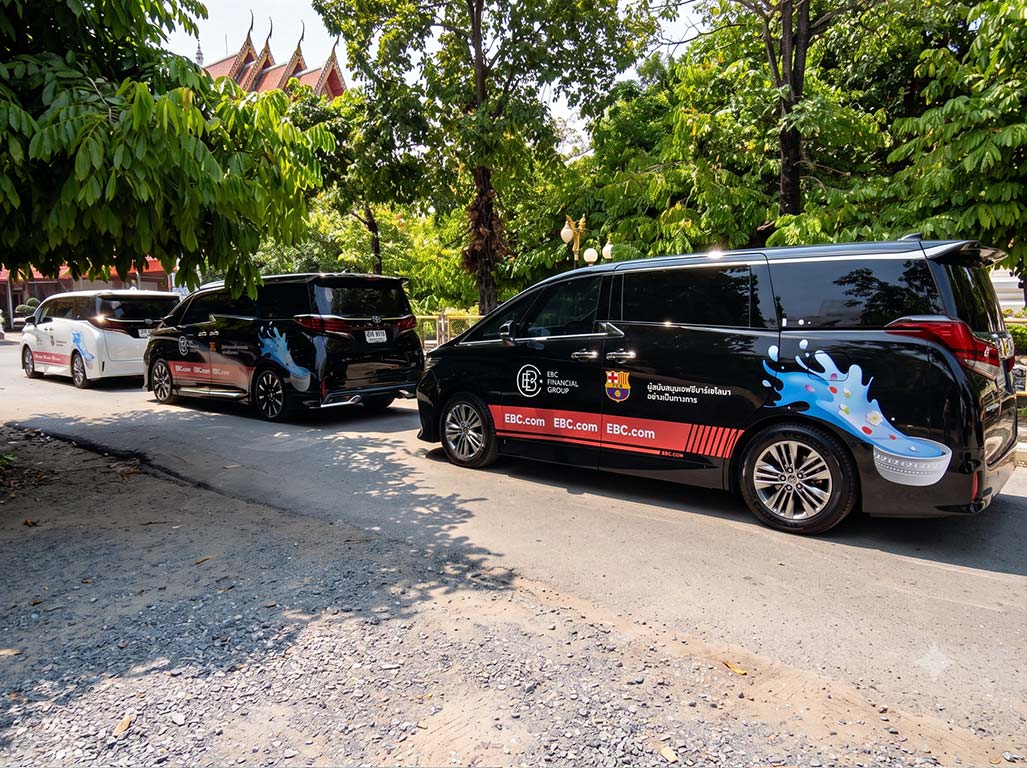 มุมมองด้านท้ายของขบวนรถยนต์ธุรกิจที่ติดตั้งสติ๊กเกอร์ข้อความเว็บไซต์ตามหลักระยะสายตา