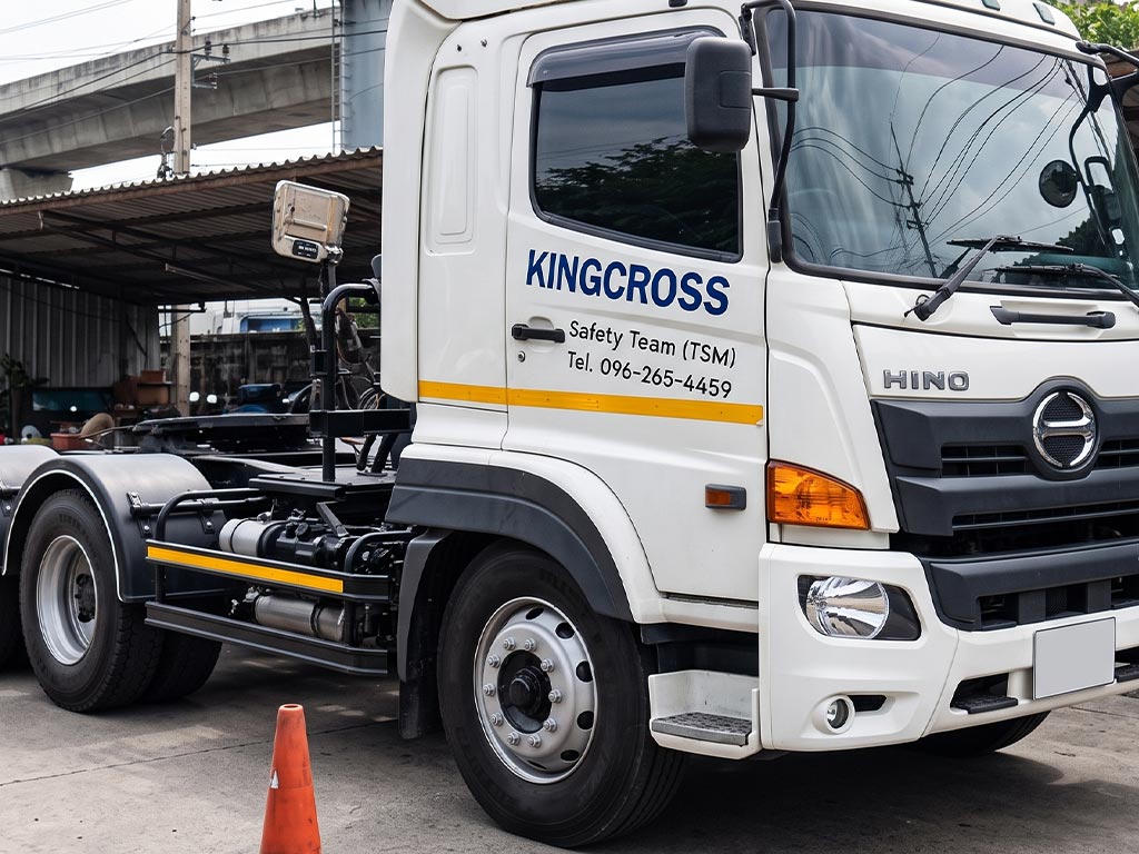 สติ๊กเกอร์ไดคัทเปลี่ยนชื่อและเบอร์โทรศัพท์ Safety Team บนประตูรถบรรทุกหัวลาก HINO สีขาว