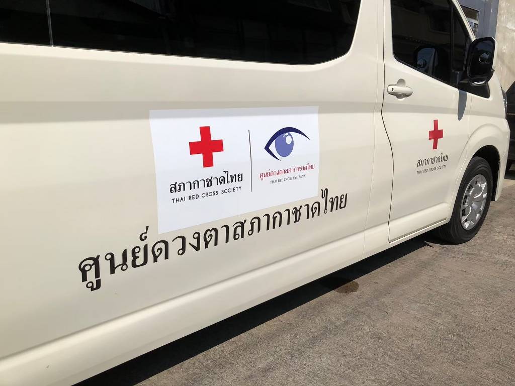 สติ๊กเกอร์โลโก้สภากาชาดไทยและศูนย์ดวงตาบนรถตู้หน่วยงานบริการสังคมติดตั้งประณีตเป็นทางกา