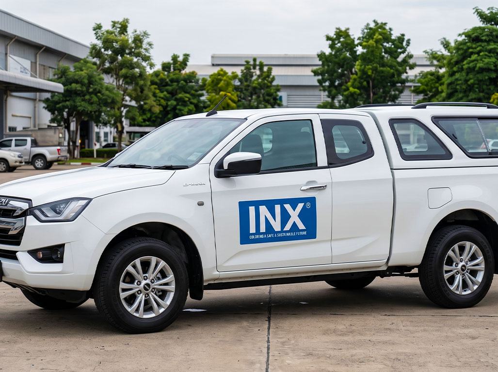 สติ๊กเกอร์ชื่อบริษัทบนรถกระบะ Isuzu D-Max Smart Cab สีขาว ติดตั้งสติ๊กเกอร์โลโก้สี่เหลี่ยมผืนผ้าสีน้ำเงินที่ประตูหน้าฝั่งขวา