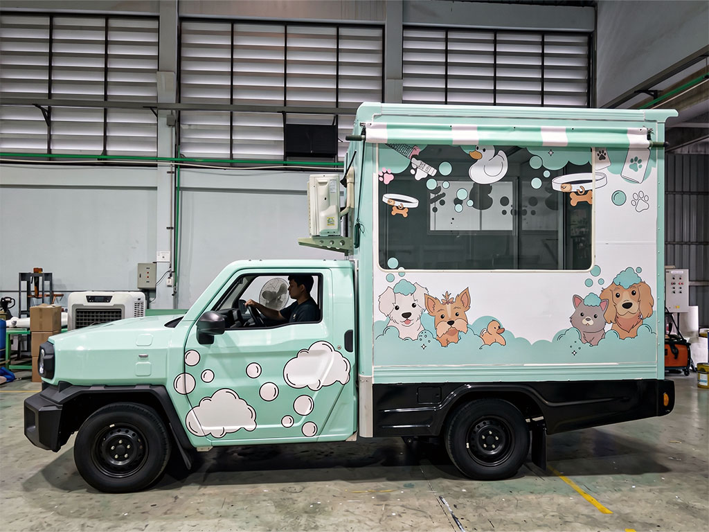 สติ๊กเกอร์รถ Roadshow ติดข้างรถกระบะ Hilux Champ ฝั่งซ้าย แสดงลายการ์ตูนสุนัขและแมวในอ่างฟองสบู่