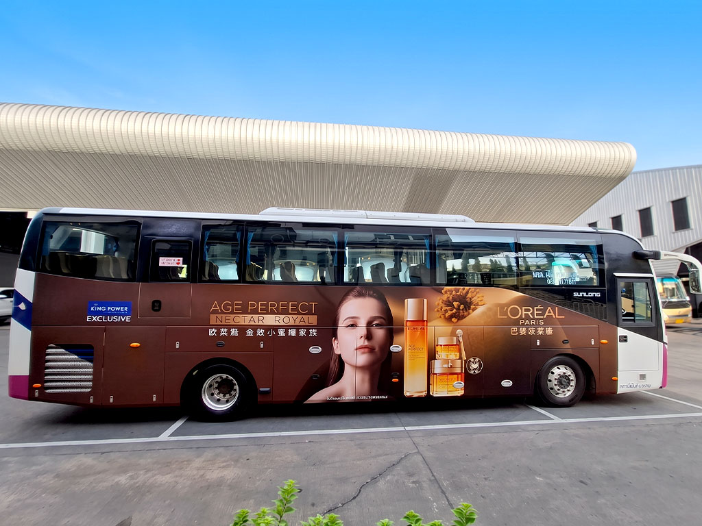 สติ๊กเกอร์รถเปิดตัวสินค้าและแคมเปญ ลายกราฟิกแบรนด์ L'Oréal Paris เต็มพื้นที่ผนังด้านข้างรถบัส Sunlong