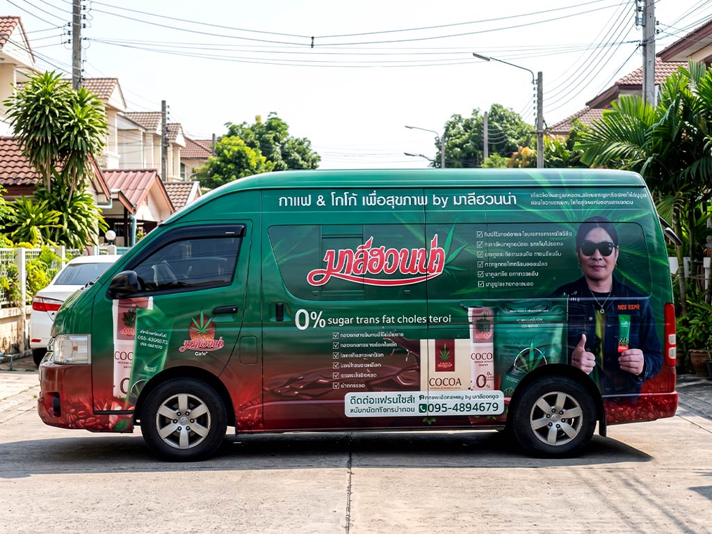 สติ๊กเกอร์รถเปิดตัวสินค้าและแคมเปญ แร็ปรอบคันรถตู้มาลีฮวนน่าคาเฟ่โทนสีเขียวและน้ำตาล เน้นการอ่านจากรูปภาพพรีเซนเตอร์ใส่แว่นตาดำและกล่องผลิตภัณฑ์