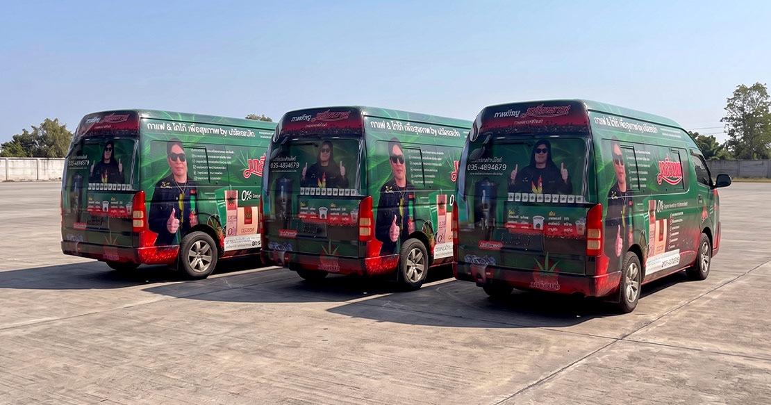 สติ๊กเกอร์รถเปิดตัวสินค้าและแคมเปญ งาน Mall Roadshow บนกองรถตู้ Toyota Commuter 3 คัน ลายกาแฟและโกโก้มาลีฮวนน่าสีเขียวแดงเด่นชัด