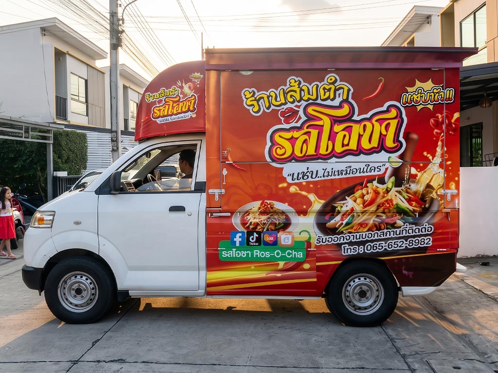 สติ๊กเกอร์รถ Marketing Activation ด้านข้างซ้ายเต็มแผงรถฟู้ดทรัคพิมพ์ลายกราฟิกร้านส้มตำรสโอชา คมชัดระดับ High-Definition