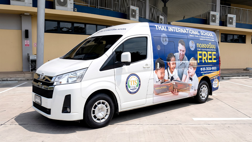 สติ๊กเกอร์รถ Marketing Activation บนรถตู้สถานศึกษาเพื่อลด Friction ระหว่างการรับรู้แบรนด์และการเข้าถึงกิจกรรม