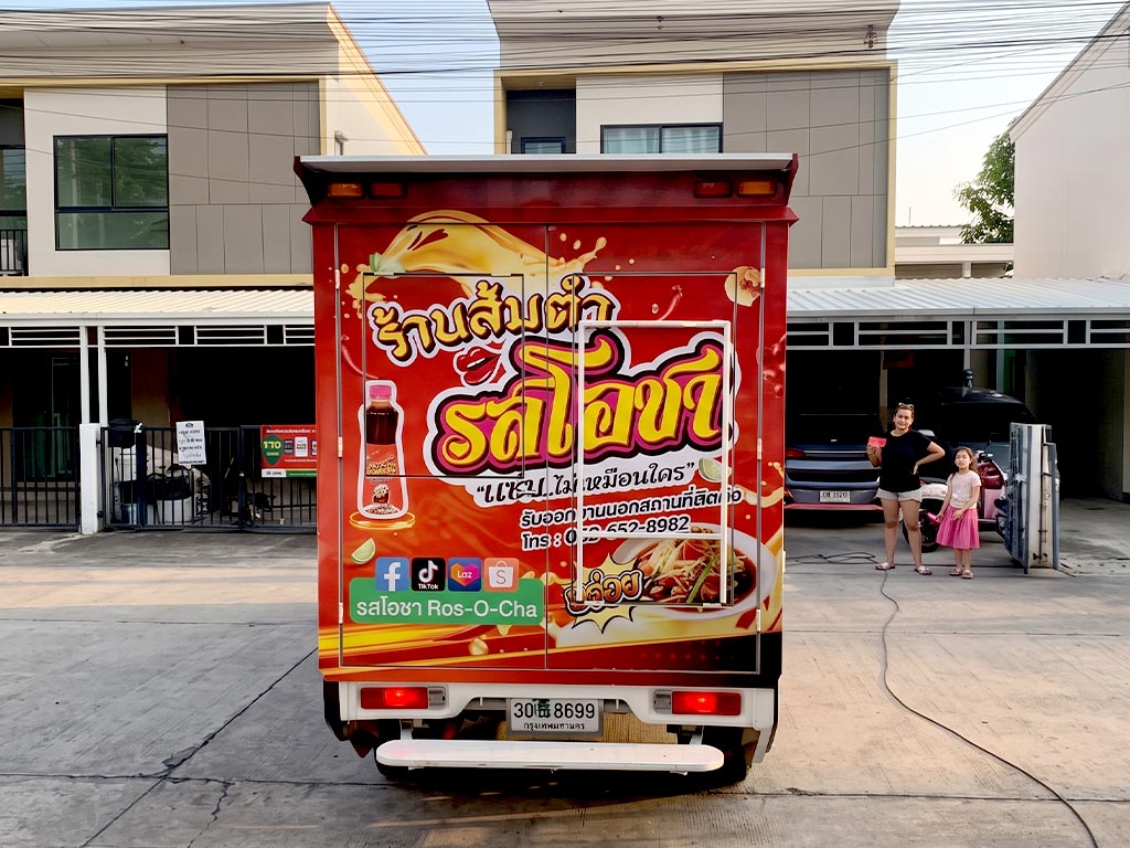สติ๊กเกอร์รถ Marketing Activation ประตูท้ายตู้ทึบพิมพ์ลายรสโอชาพร้อมรายละเอียดเบอร์โทรติดต่อผู้ขับขี่ตามหลัง