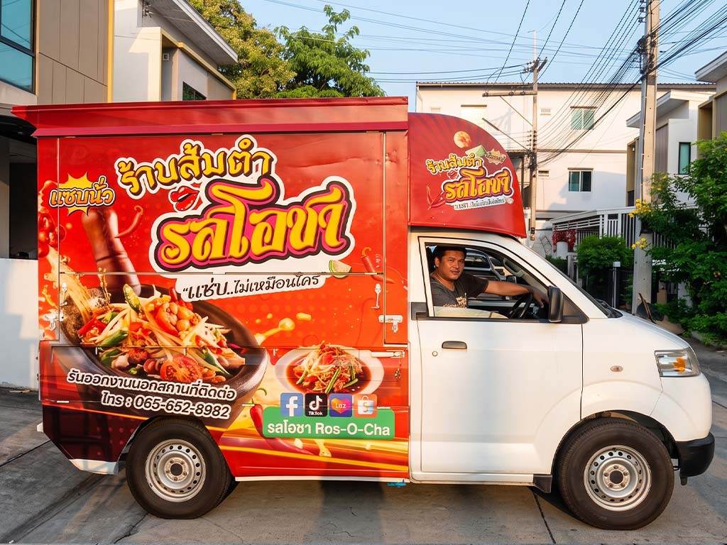 สติ๊กเกอร์รถ Marketing Activation ด้านข้างขวาปิดบานพับพิมพ์ลายเมนูส้มตำรสโอชาสีสันสดอิ่มตัวสูง