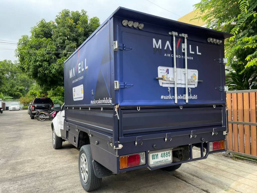 สติ๊กเกอร์รถเปิดตัวสินค้าและแคมเปญ ลายเครื่องปรับอากาศ MAVELL AIRแร็ปบานประตูท้ายตู้ทึบสีน้ำเงินเข้ม เน้นการอ่านจากรูปภาพเครื่องปรับอากาศและแฮชแท็กแคมเปญโฆษณา