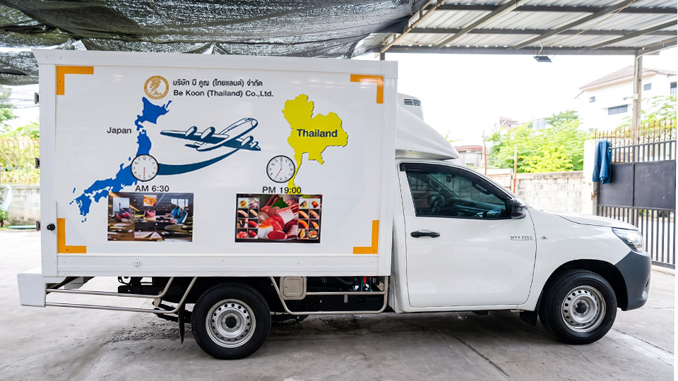 สติ๊กเกอร์ประชาสัมพันธ์เคลื่อนที่ ลาย me Koon (Thailand) Co.,Ltd. ด้านข้างตู้ทึบรถกระบะส่งของ โชว์แผนที่การบินญี่ปุ่นและไทยพร้อมรูปอาหารญี่ปุ่น