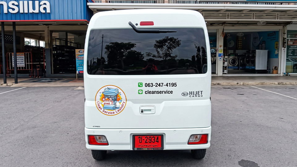สติ๊กเกอร์ไดคัทเปลี่ยนเบอร์โทรศัพท์และ LINE ID เฉพาะจุดบนประตูท้ายรถตู้เล็ก HIJET CARGO สำหรับงานอัปเดตข้อมูลฟลีท