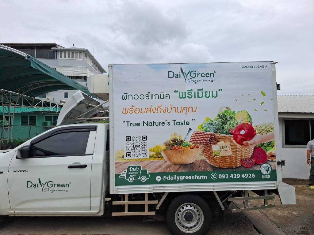 สติ๊กเกอร์ติดข้างรถกระบะตู้ทึบเคลือบฟิล์มลดแสงสะท้อนช่วยให้ภาพโฆษณาสินค้าชัดเจนในเวลากลางวัน