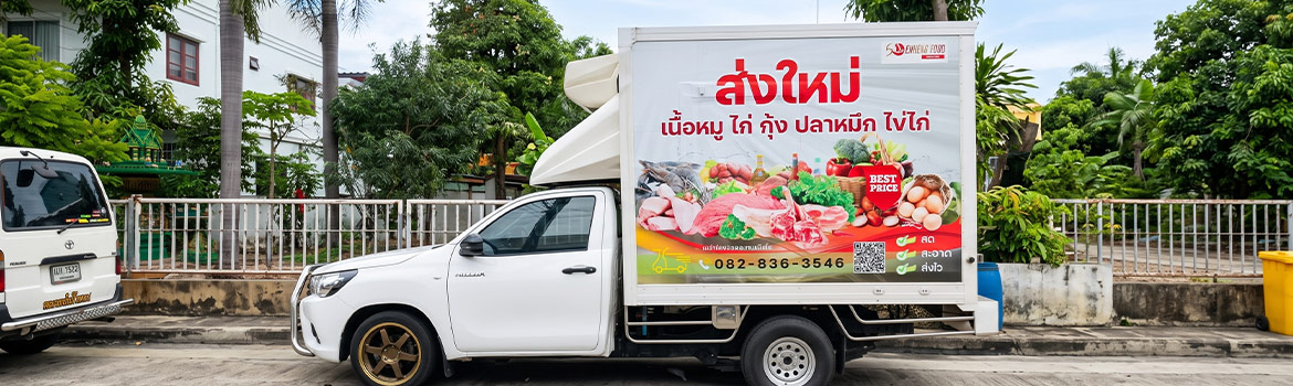 สติ๊กเกอร์รถกิจกรรมและอีเวนต์องค์กร ลายโฆษณาอาหารสดและข้อความส่งใหม่สีแดงออกแบบโครงสร้างเลย์เอาต์เพื่อแคมเปญช่องทาง Modern Trade ที่เน้นการอ่านจากรูปภาพและการจัดวาง Key Visual ส่วนกลาง