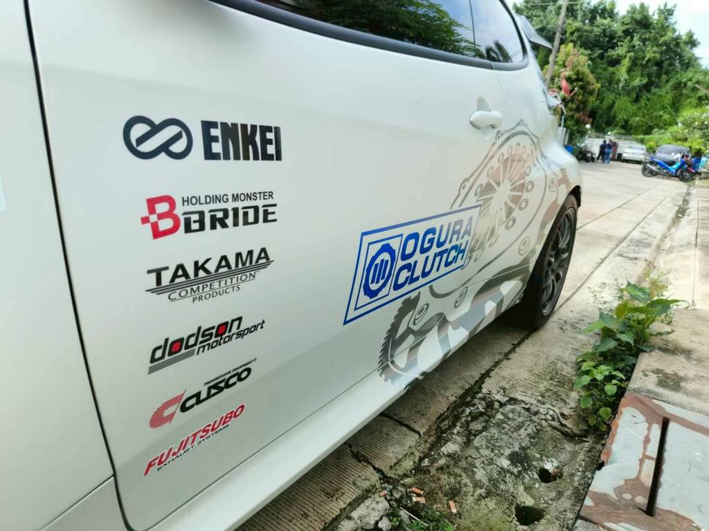 สติ๊กเกอร์ประชาสัมพันธ์เคลื่อนที่ การจัดเรียงแถวโลโก้แบรนด์พันธมิตร ENKEI, BRIDE, TAKAMA, dodson, CUSCO, FUJITSUBO แนวดิ่งข้างประตูรถ