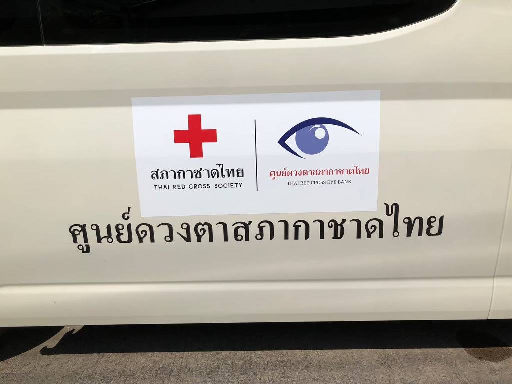 งานติดตั้งสติ๊กเกอร์ติดรถองค์กรระนาบประตูหน้าและประตูสไลด์ของรถตู้บริการแพทย์ภาคสนามเพื่อการระบุตัวตนที่ชัดเจนหน้าไซต์งาน