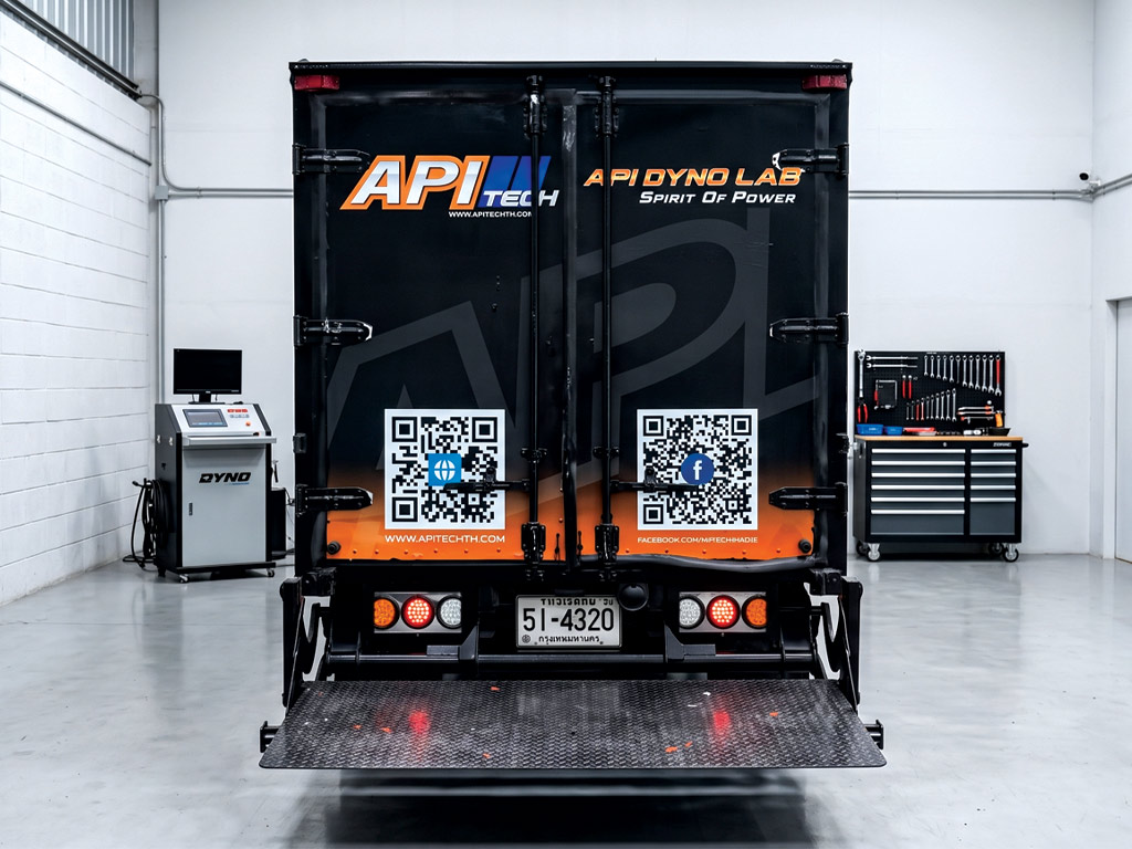 ประตูท้ายตู้บรรทุกติดสติ๊กเกอร์ API TECH และ QR Code หลังผ่านการรื้อสติ๊กเกอร์เก่าและติดตั้งใหม่เสร็จสมบูรณ์