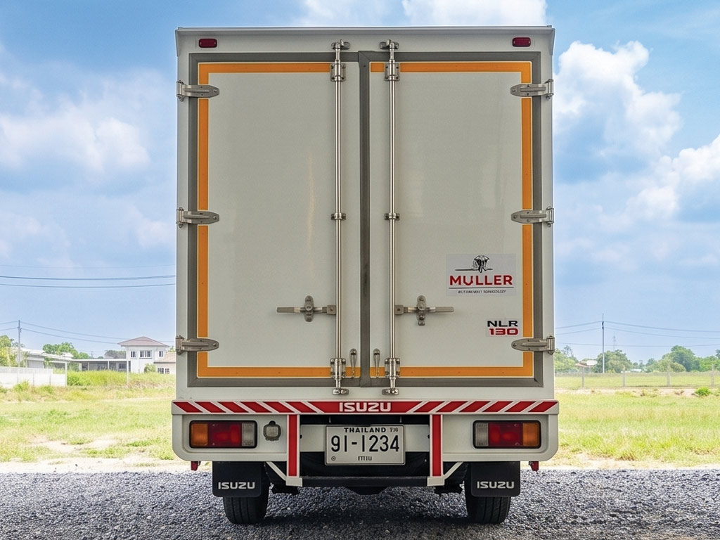 ประตูท้ายตู้บรรทุกสินค้าสีขาวบนรถ Isuzu NLR 130 ติดสติ๊กเกอร์โลโก้ MULLER หลังผ่านการรื้อสติ๊กเกอร์เก่าและติดตั้งใหม่