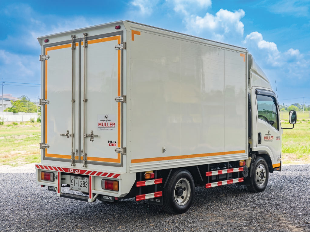 ตัวถังตู้บรรทุกสินค้า Isuzu NLR 130 ด้านขวา หลังผ่านการรื้อสติ๊กเกอร์เก่าและติดตั้งใหม่ด้วยฟิล์มสีขาวเรียบเนียน