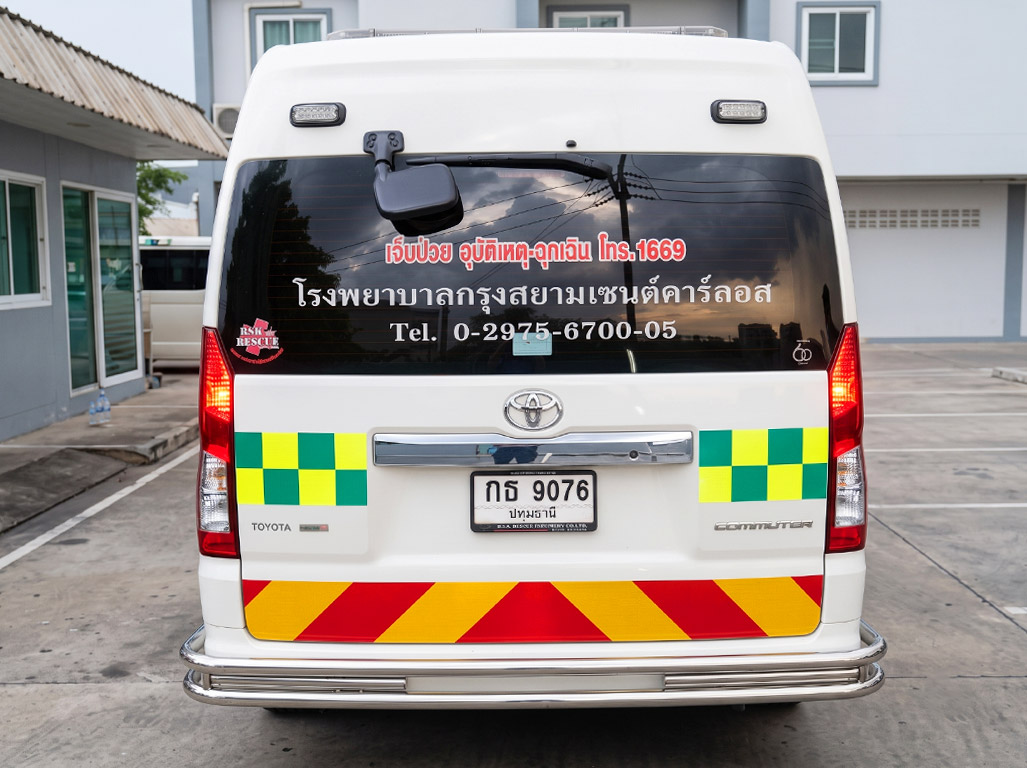 สติ๊กเกอร์รถองค์กร แสดงเบอร์โทรศัพท์ติดต่อหลักชัดเจน เช่น โรงพยาบาลกรุงสยามเซนต์คาร์ลอส และเบอร์ฉุกเฉิน 1669