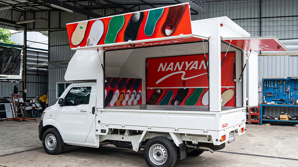สติ๊กเกอร์รถ Marketing Activation รูปแบบตกแต่งบางส่วนบนรถกระบะเปิดปีกนกเพื่อสร้างคีออสก์โชว์สินค้า B2B