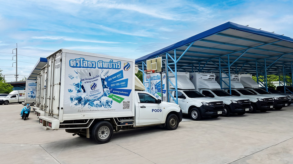 ฟลีทรถกระบะตู้บรรทุกติดสติ๊กเกอร์แบรนด์ตรีโสธรสำหรับการทำ Phased Rebranding Rollout