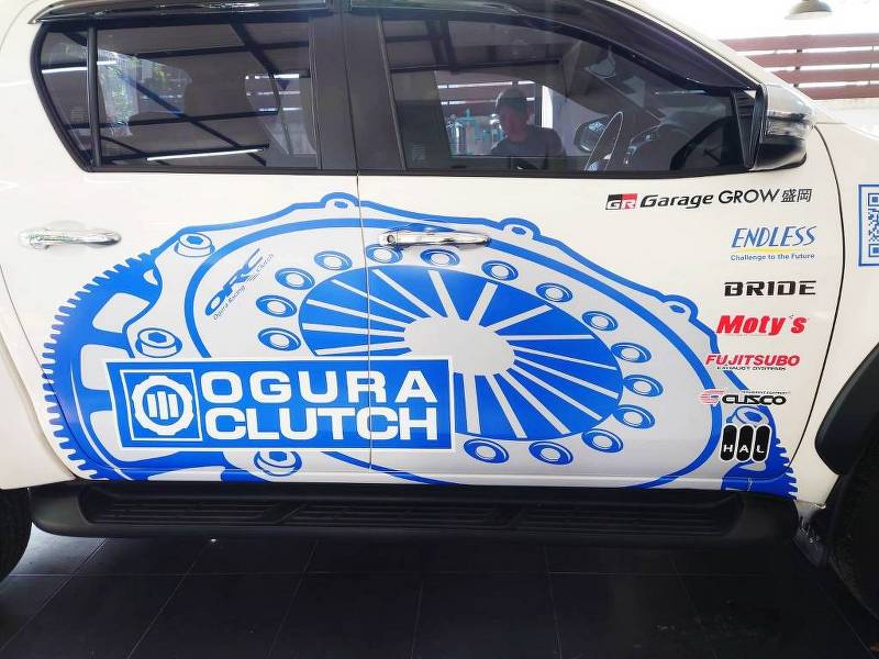 ซูมงานตัดสติ๊กเกอร์ไดคัท Ogura Clutch รีดเนียนเข้าร่องรอยต่อประตูและมือจับประตูรถกระบะ