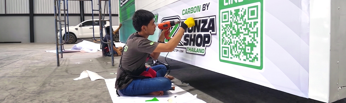 การใช้เทคนิคเป่าลมร้อนติดตั้งสติ๊กเกอร์รถ Marketing Activation เพื่อการันตีความสมบูรณ์ของจุดสแกนคิวอาร์โค้ดและอัตลักษณ์แบรนด์ก่อนวันเริ่มกิจกรรมจริง