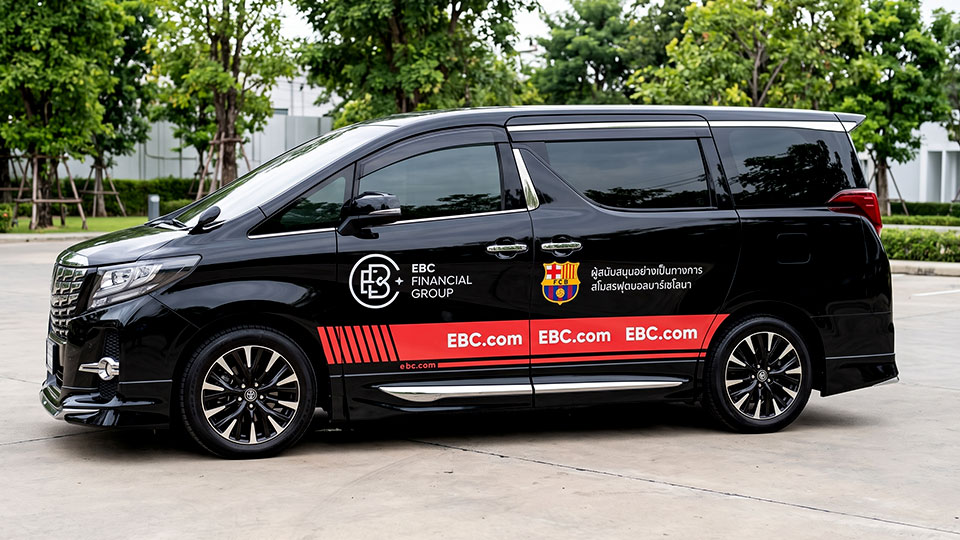 สติ๊กเกอร์รถกิจกรรมและอีเวนต์องค์กร รูปแบบสติ๊กเกอร์ไดคัทโลโก้ EBC Financial Group ควบคู่แถบสีแดงคาดข้อความข้างรถตู้ VIP สีดำ