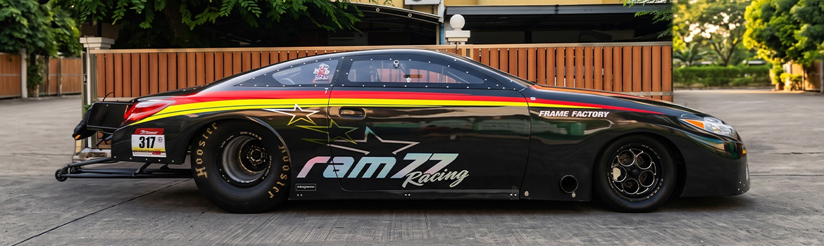 สติ๊กเกอร์รถกิจกรรมและอีเวนต์องค์กร ลายกราฟิกรูปดาวและโลโก้ ram77บนรถแข่งสีดำเพื่อสร้าง Visual Hierarchy สำหรับภาพถ่ายออกสื่อประชาสัมพันธ์