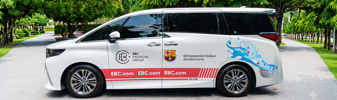 สติ๊กเกอร์รถกิจกรรมและอีเวนต์องค์กรบนรถตู้สีขาว พิมพ์โลโก้ EBC Financial Group และ FC Barcelona คมชัดเพื่อเพิ่ม Visual Hierarchy