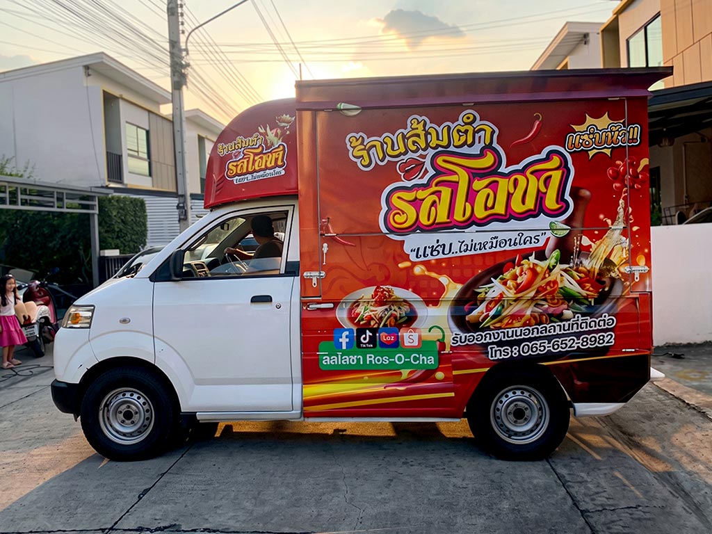 สติ๊กเกอร์รถ Marketing Activation รูปแบบบนรถฟู้ดทรักกระบะตอนเดียวเพื่อกระตุ้นการทำกิจกรรมส่วนร่วมเฉพาะจุด